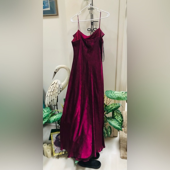 Burgundy Spaghetti Strap Scoop Neckline Gown Excellent Condition - Picture 3 of 4